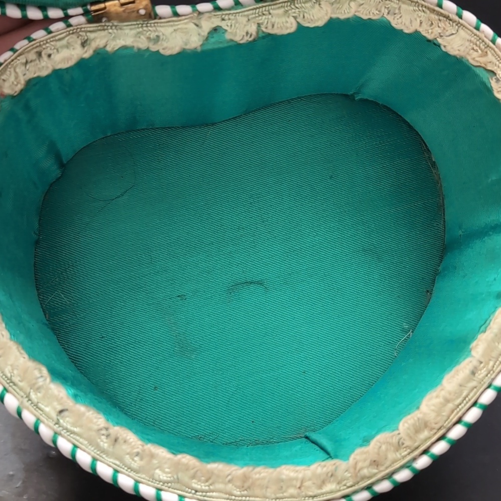 VGT, Heart shaped Woven/Wicker Green/White Sewing Basket. - Picture 9 of 12